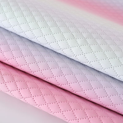 プレミアム製のハンドバッグ PU レザーファブリック グラデントレインボーダイヤモンドグリッドの質感