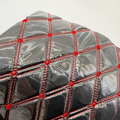 カスタムキルトPVCレザーカーフットマット 4.6mm厚 フォームパッド入り ストレッチフィット エンボス刺繍入り 車のシート ソファ バッグ用