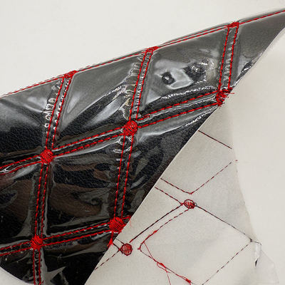 カスタムキルトPVCレザーカーフットマット 4.6mm厚 フォームパッド入り ストレッチフィット エンボス刺繍入り 車のシート ソファ バッグ用